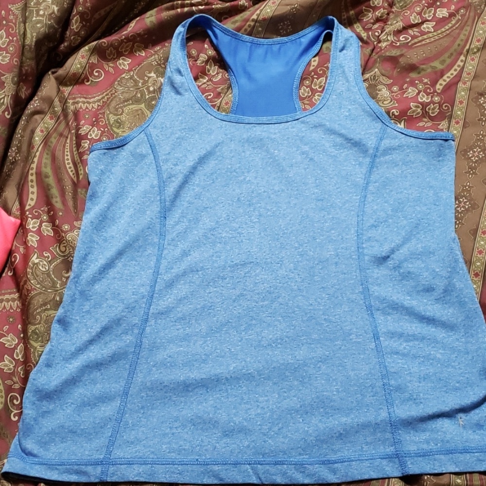 Semi fitted workout top